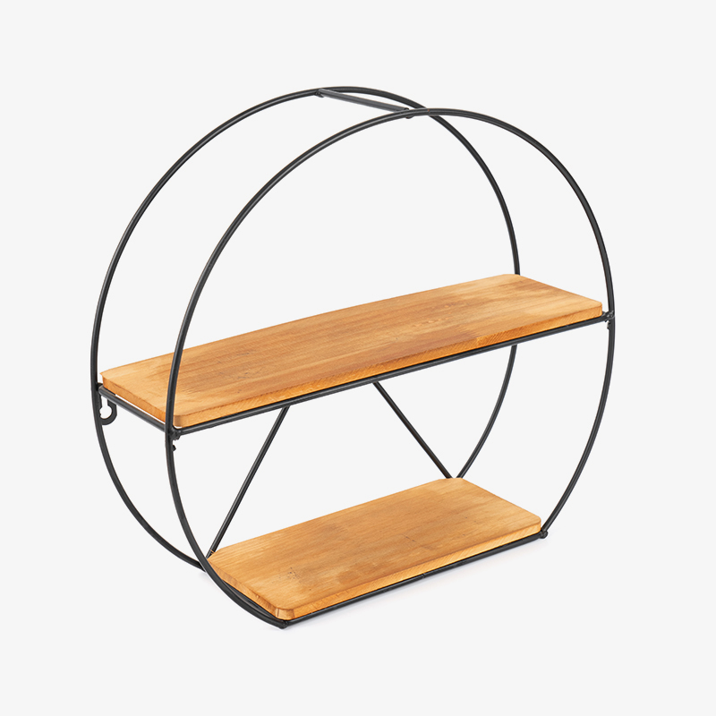 Gouden wandplank en hangende opbergmand voor de keuken