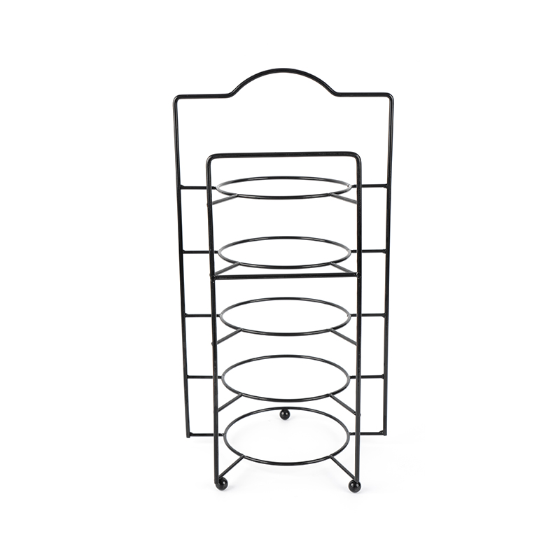 Gelaagde serveerstandaard met kommen en borden