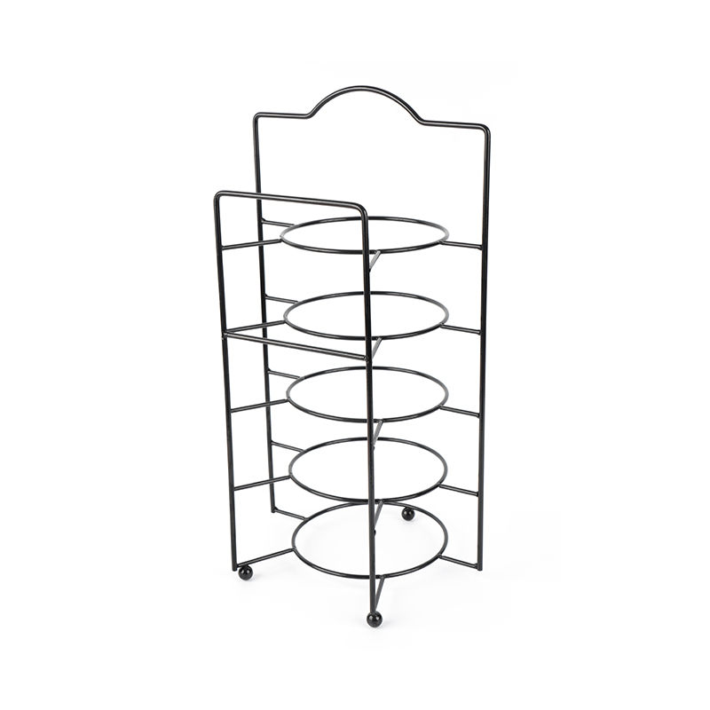 Gelaagde serveerstandaard met kommen en borden