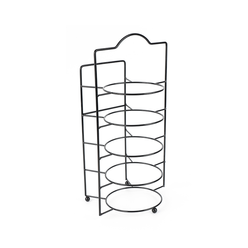 Gelaagde serveerstandaard met kommen en borden