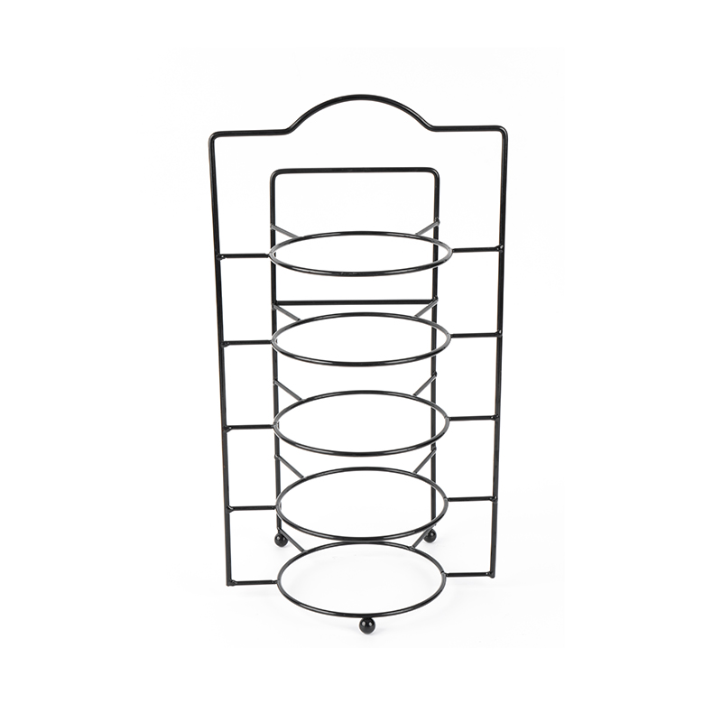 Gelaagde serveerstandaard met kommen en borden