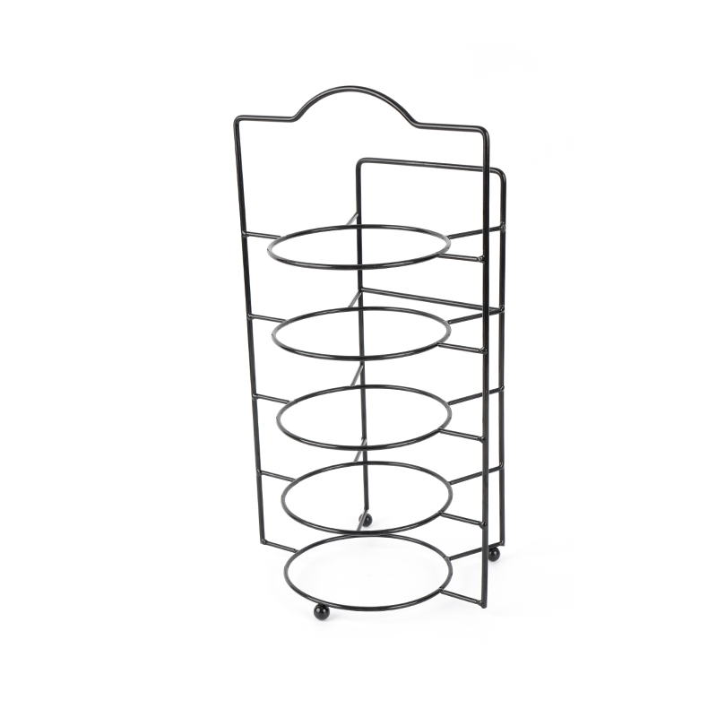 Gelaagde serveerstandaard met kommen en borden