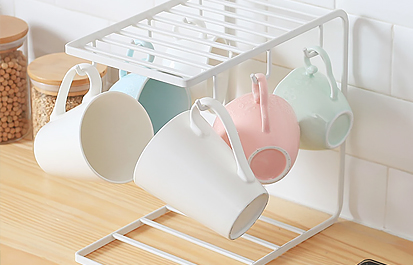 Hoe een metalen rek voor keukenbekers te kiezen