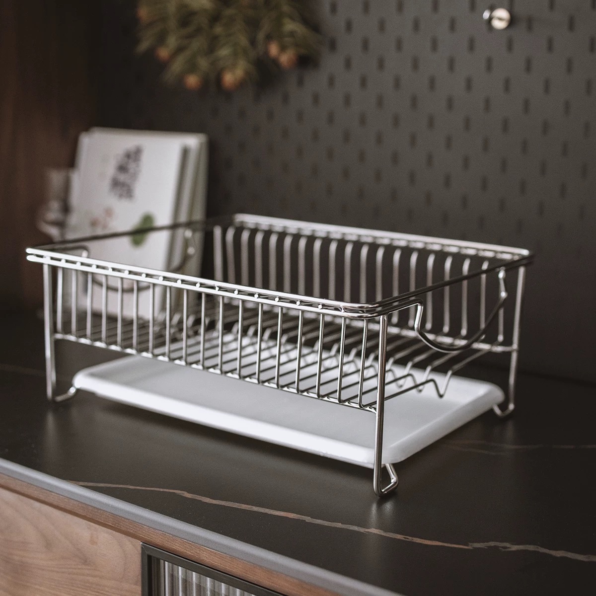 Hoe verhoudt een metalen opbergrek zich tot een houten opbergrek?